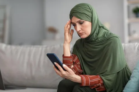 Merasa Kurang Cukup? 5 Cara Islami Mengatasi Insecure dan Iri di Medsos