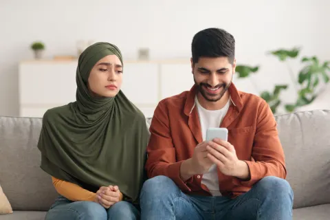 Suami Kecanduan HP? 6 Cara Islami yang Bisa Kamu Coba Hari Ini