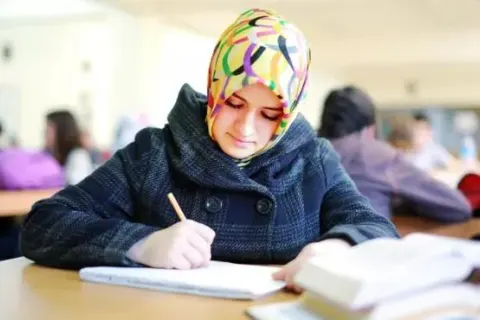 Cara Atasi Stres Akademik Mahasiswi Muslimah dengan Tawakal dan Ikhtiar