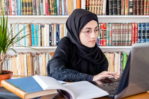 7 Adab Media Sosial Menurut Islam yang Wajib Muslimah Tahu