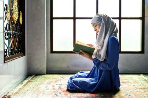 Strategi Menghafal Quran 20 Menit Sehari untuk Muslimah Sibuk