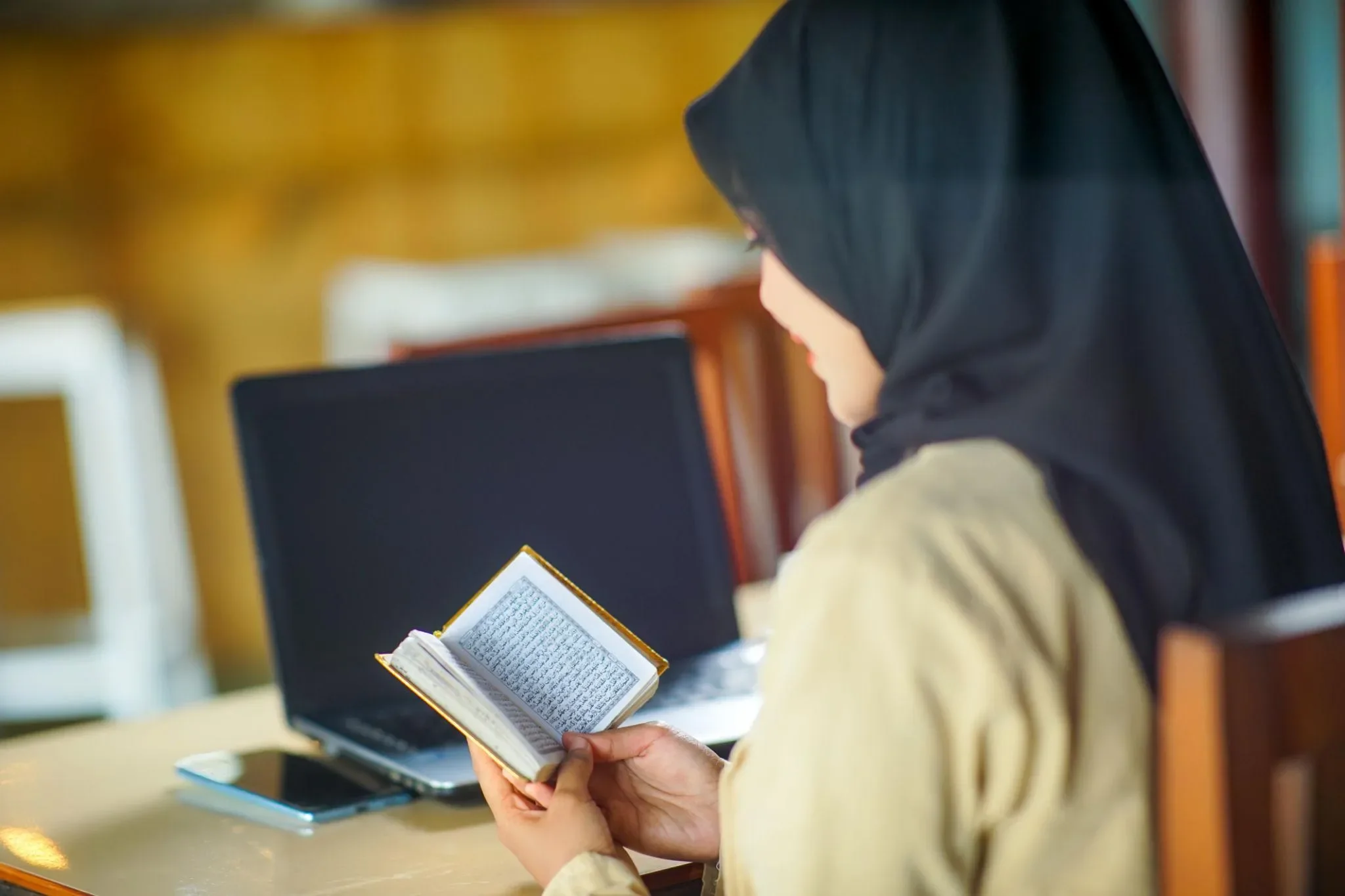 Ilustrasi seorang muslimah menghafal Al-Qur'an di waktu pagi
