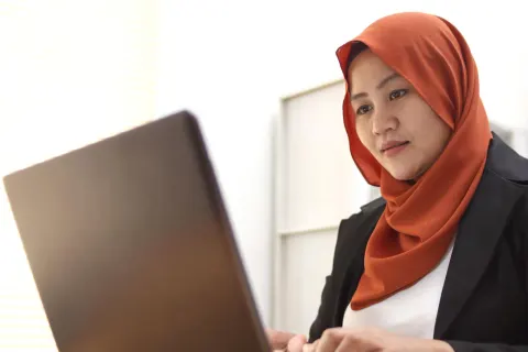 Wanita Karir dalam Islam: 5 Kunci Seimbang Kerja dan Ibadah