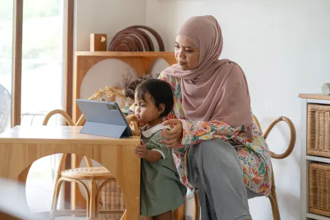 Uzlah Digital: Panduan Islam Agar Muslimah Kembali Khusyuk Ibadah
